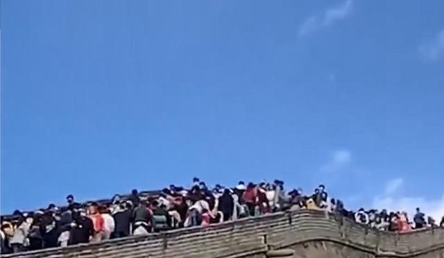 小莫末聊学习 小学生五一游长城，突发灵感蹲墙角写一篇作文，网友：后生可畏！