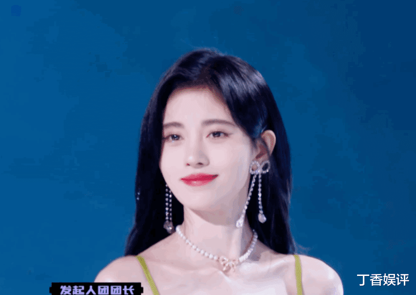 鲸鱼|鞠婧祎上《创造营》，与7位嘉宾站成一排时，这身高差距太抢镜了