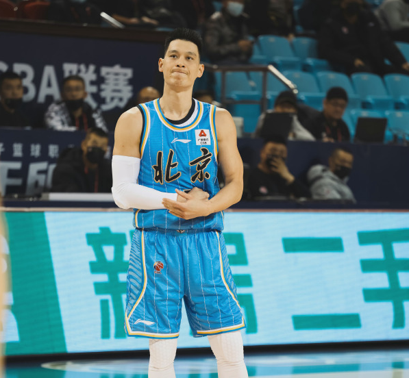 林书豪|仅得2分！林书豪枯坐冷板凳，看着球队输球，球迷：100万都贵了