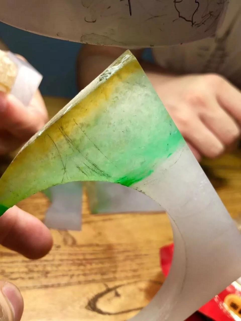 翡翠|一块三彩翡翠边角料,通过玉雕师的妙手后,最终华丽蜕变!