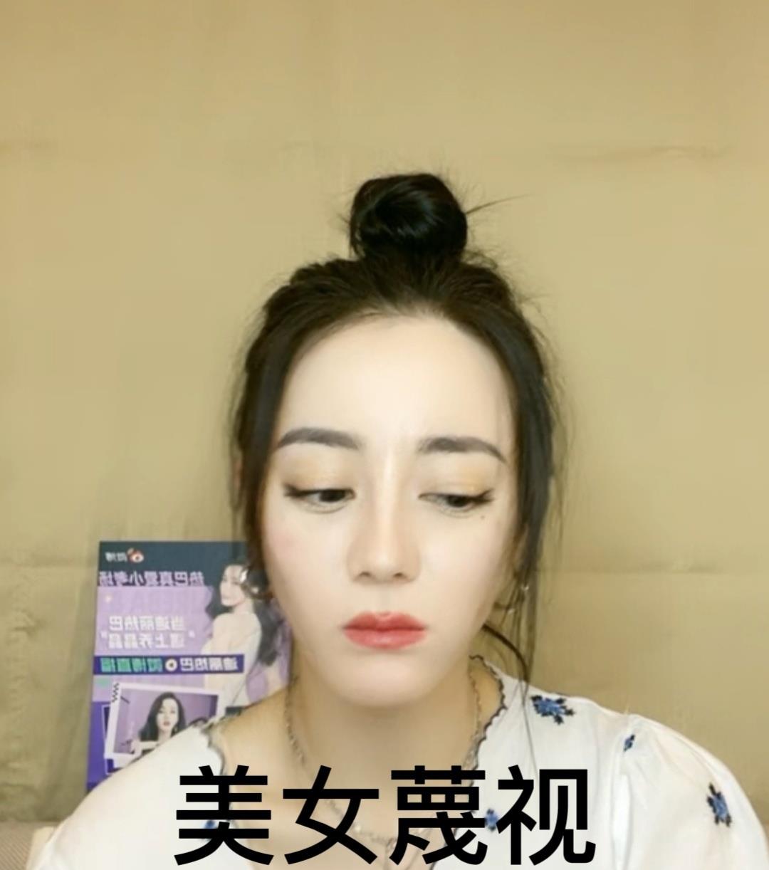 美搭刊报|热巴太没有偶像包袱了！直播疯狂做鬼脸，碎花衫配丸子头俏皮可爱