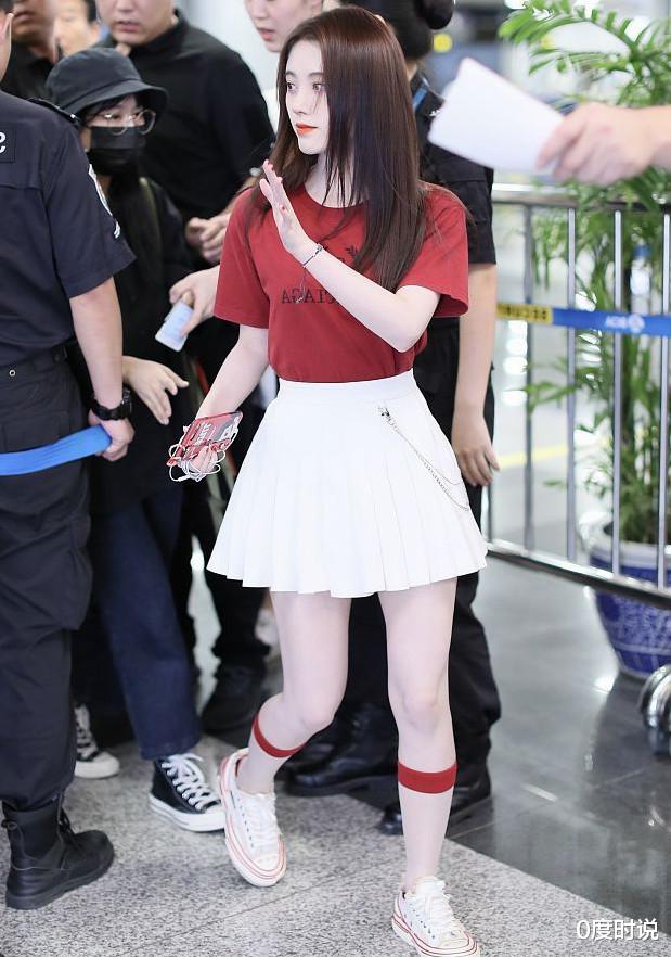鞠婧祎|鞠婧祎成功带货“隐形袜”，明明袜子长度到小腿，却跟没穿一样