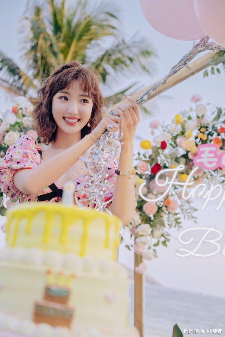 刘芮麟|毛晓彤晒海边生日照，穿花粉裙子甜美出镜，低眸浅笑幸福感满满