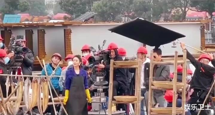 赵丽颖|赵丽颖《野蛮生长》路透，为角色发福明显变胖颖，新剧造型女老板范儿十足