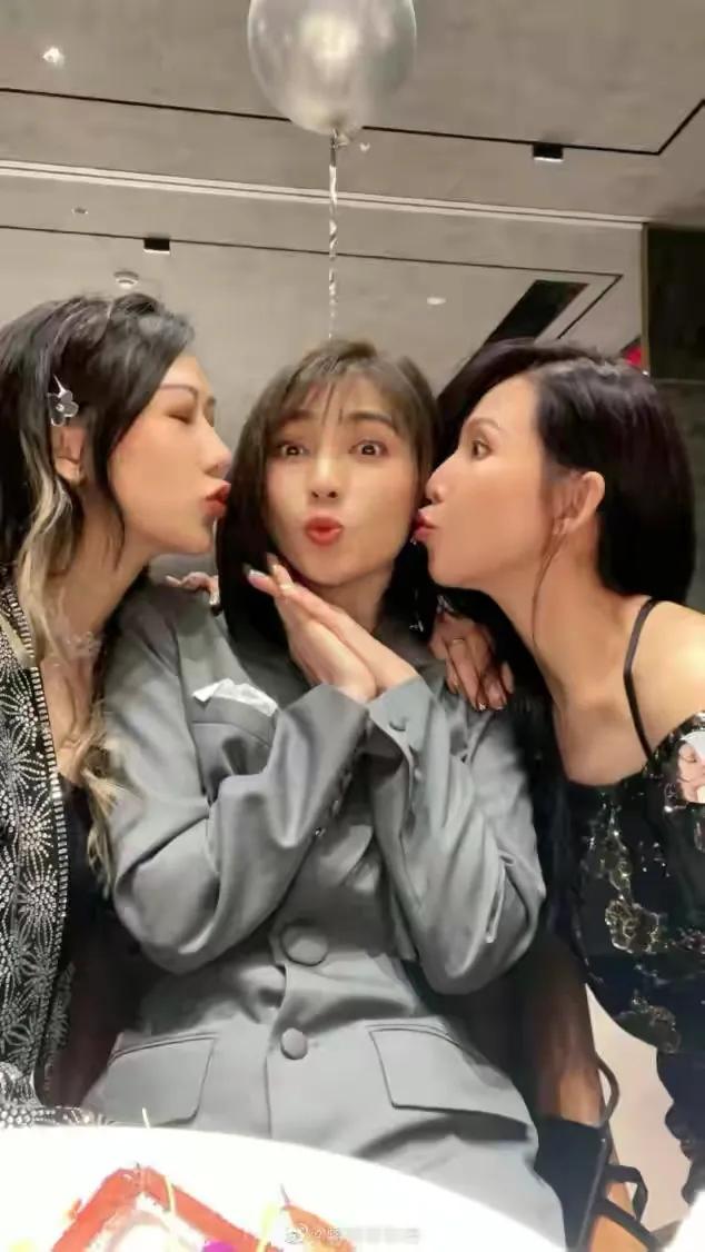 加菲猫说时尚 邹市明为老婆举办世纪生日趴！当众热吻撒狗粮，明星多到数不过来