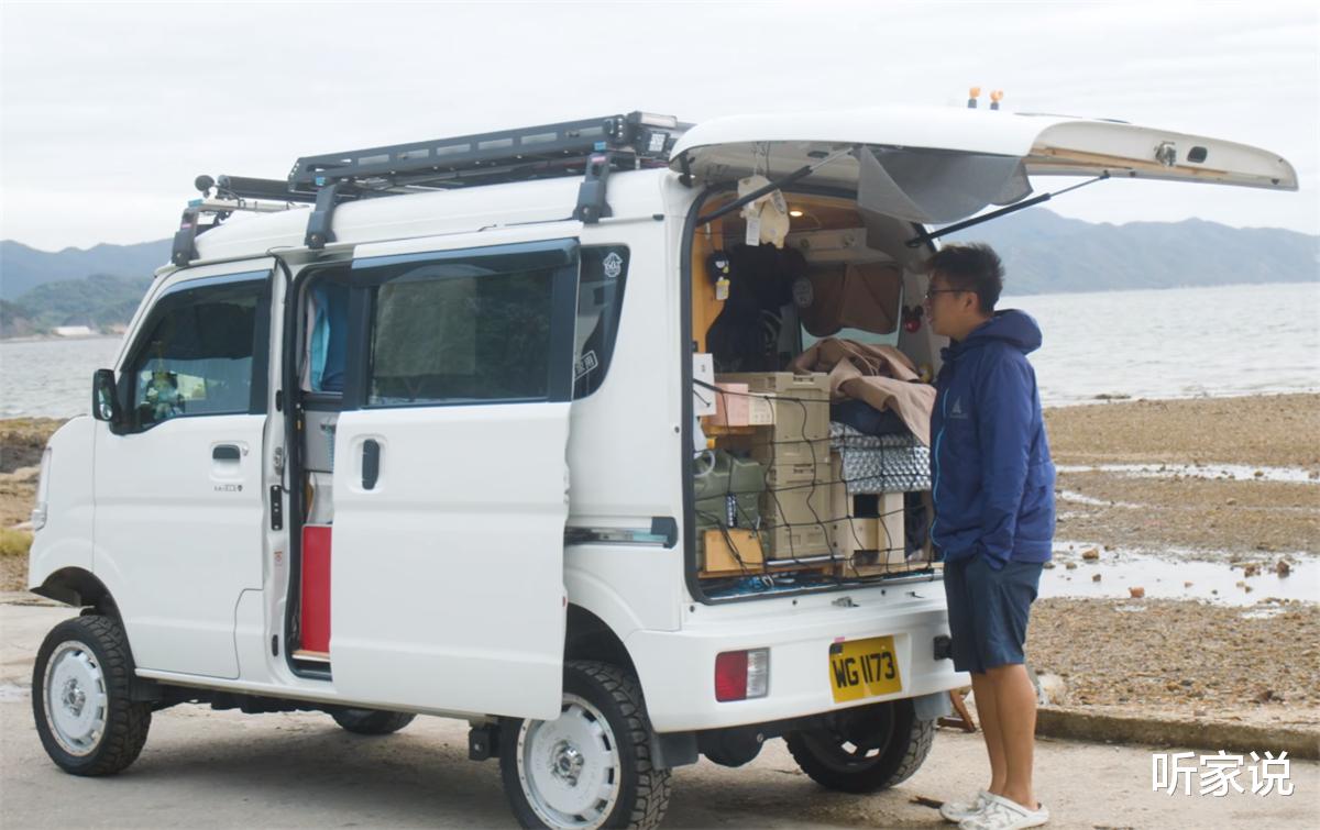 香港29岁“斜杠青年”，有家不回却住进3㎡的面包车上，转眼已2年
