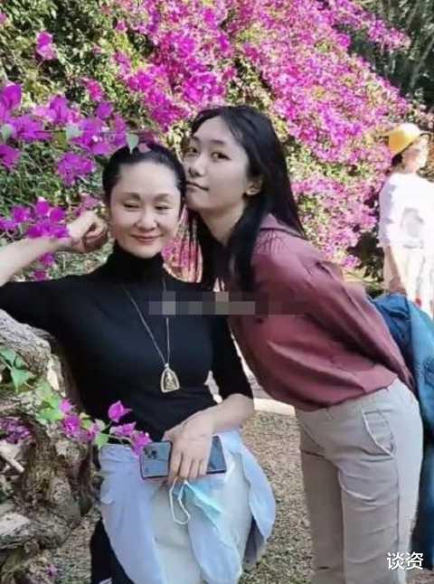 于文华|56岁于文华豪宅种大葱，打扮朴素也难掩好身材，年轻貌美和女儿似姐妹