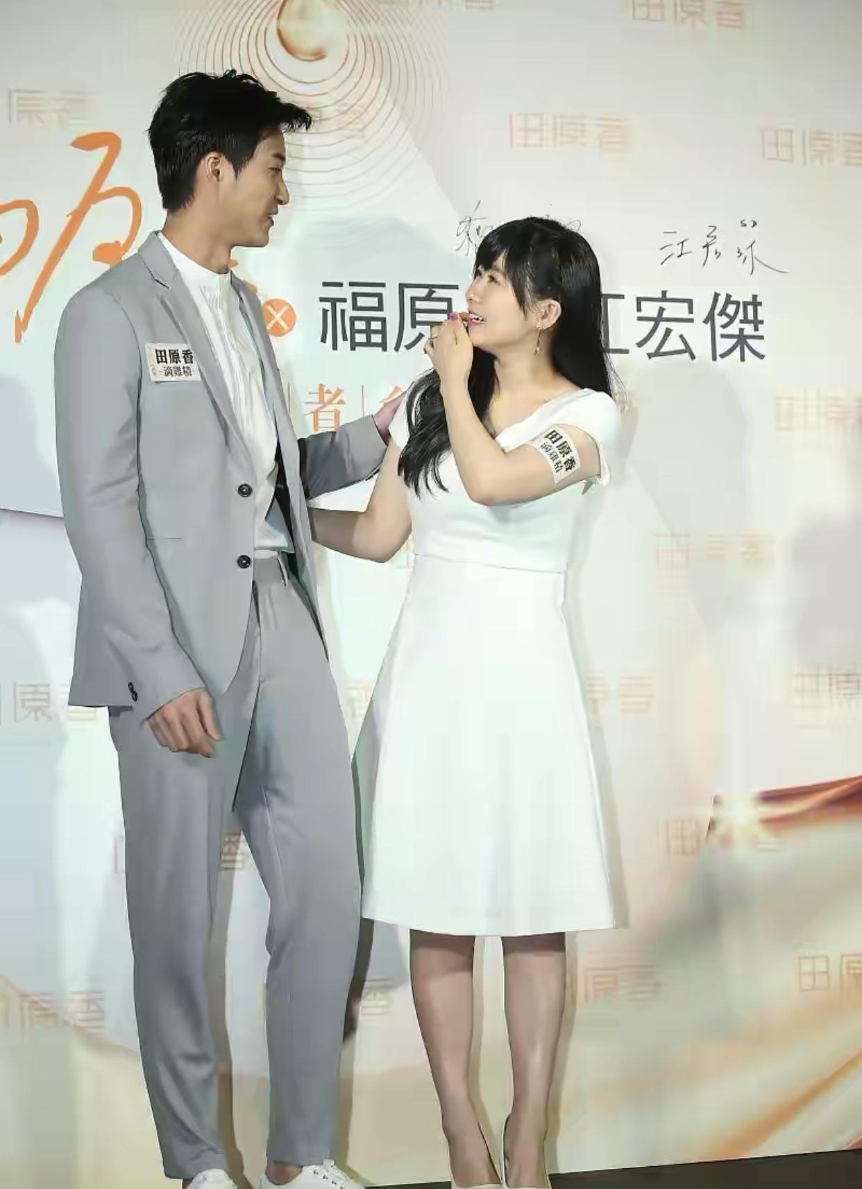 连衣裙|福原爱胖了好多，穿连衣裙也遮不住粗腿，齐刘海配编发看着像阿姨