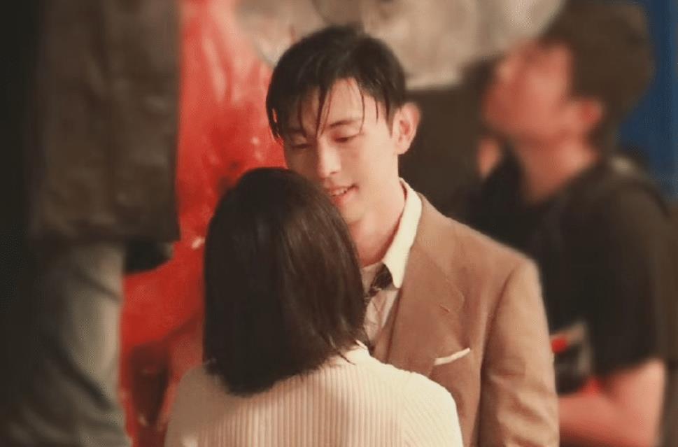 景甜|景甜脸崩坏？和张靓颖合影都被艳压，只因她喜欢随便动脸？