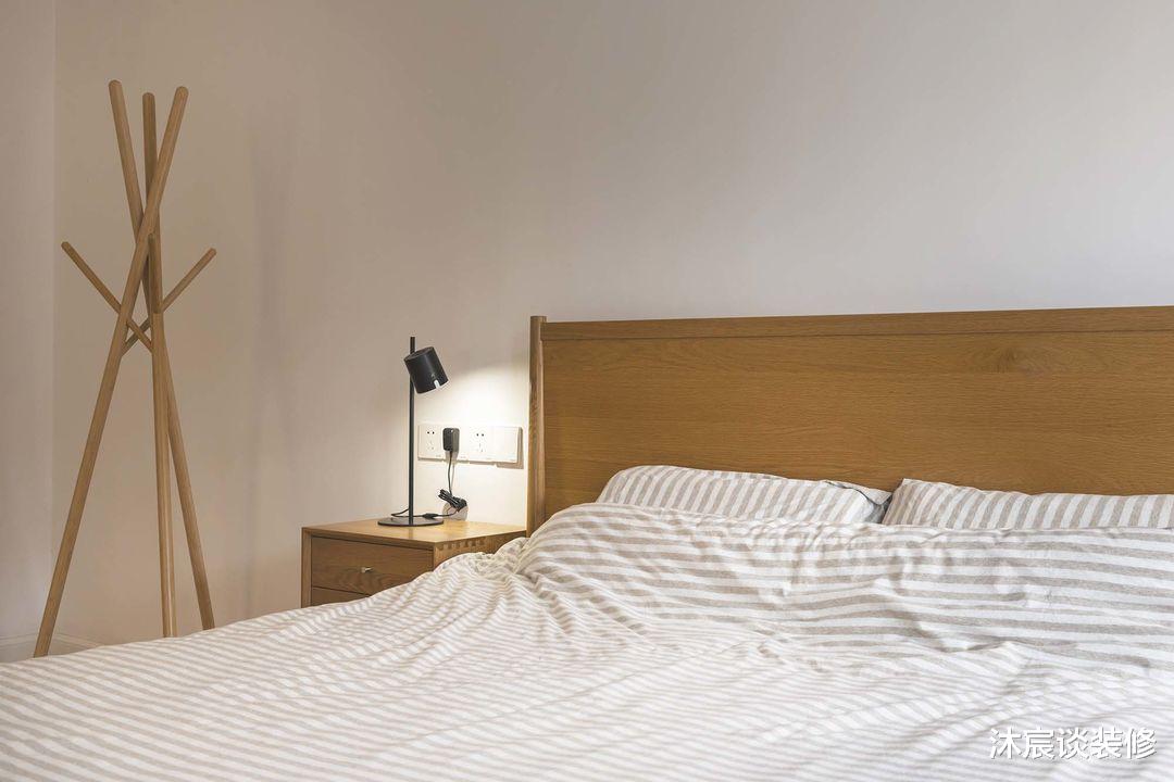 |她在沙发后面“掏洞”造窗,完工后发现太明智了,全屋温暖又自然