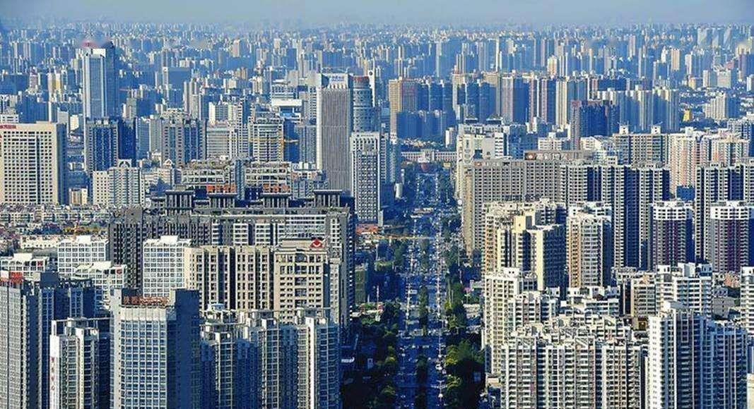 和妻子离婚分了200亿后,他花14亿在香港买豪宅,还娶空姐为妻