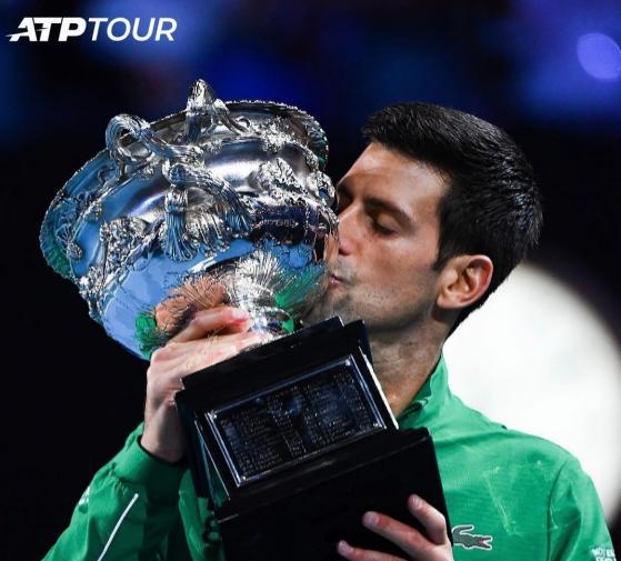 澳網(wǎng)|險(xiǎn)遭大爆冷！德約四盤(pán)雙搶七苦戰(zhàn)險(xiǎn)勝?zèng)_澳網(wǎng)9冠王提前拉警報(bào)