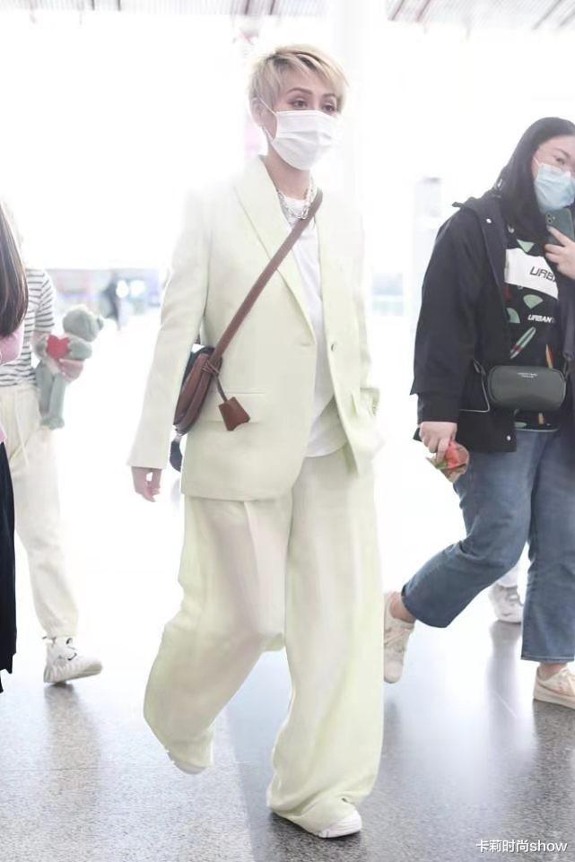 卡莉时尚show|宁静哪像奔五的人？男友风西装配帅气“刺猬头”，潮范十足真年轻