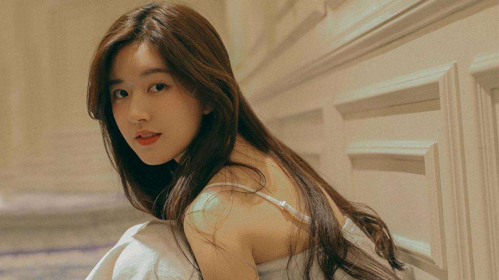 明星素颜|摩托鲜肉分身乏术？大厂太子爷出轨绿茶女网红？赵露思压番刘昊然