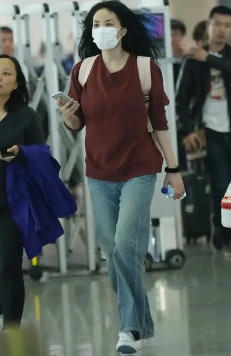 郑爽|51岁王菲罕见露面！穿T恤剪短发太高级，李嫣在妈妈面前变自信