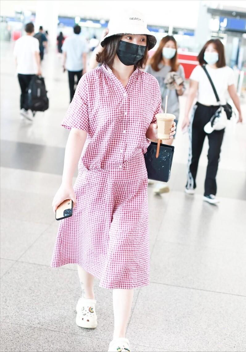 BiuFashion|柳岩对好身材不屑一顾，身穿碎花裙很清新，展现别样的清纯魅力