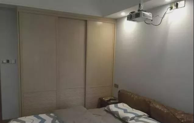 朋友在上海买的80平新房，花320万，头一次见卧室这么装修！