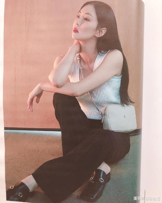 金素妍|堪称韩国魔女，金素妍一袭白色紧身裙现身，40岁身材比吉娜还耀眼