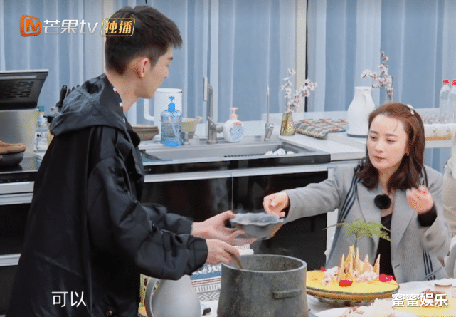 赵丽颖|张翰和吴宣仪的素颜，车上还讲悄悄话，公开和娜扎分手的原因