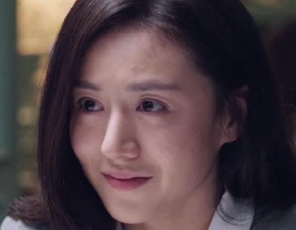 迪丽热巴|之前给迪丽热巴作配，如今在《突围》里客串，王嘉绮越来越美了