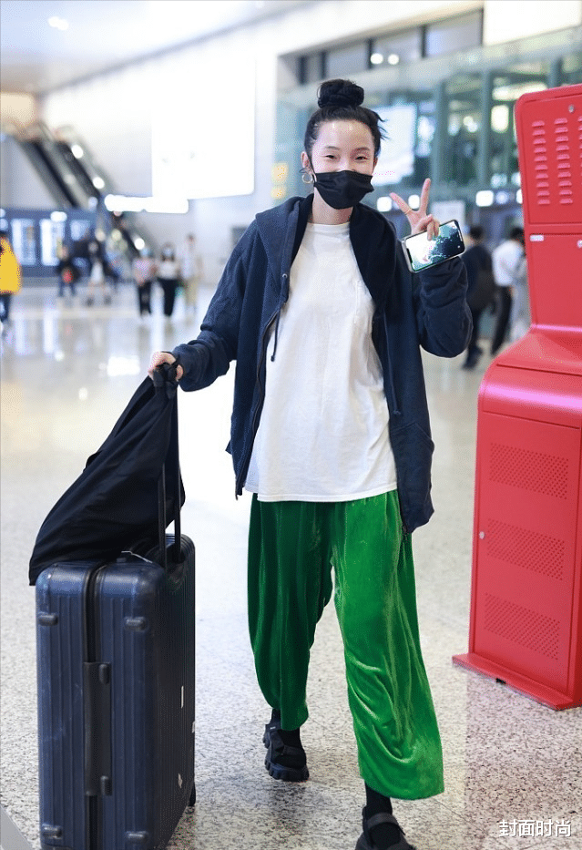 封面时尚|雎晓雯金大川默认恋情,黑白穿搭简约随性,超模的气质真不一般