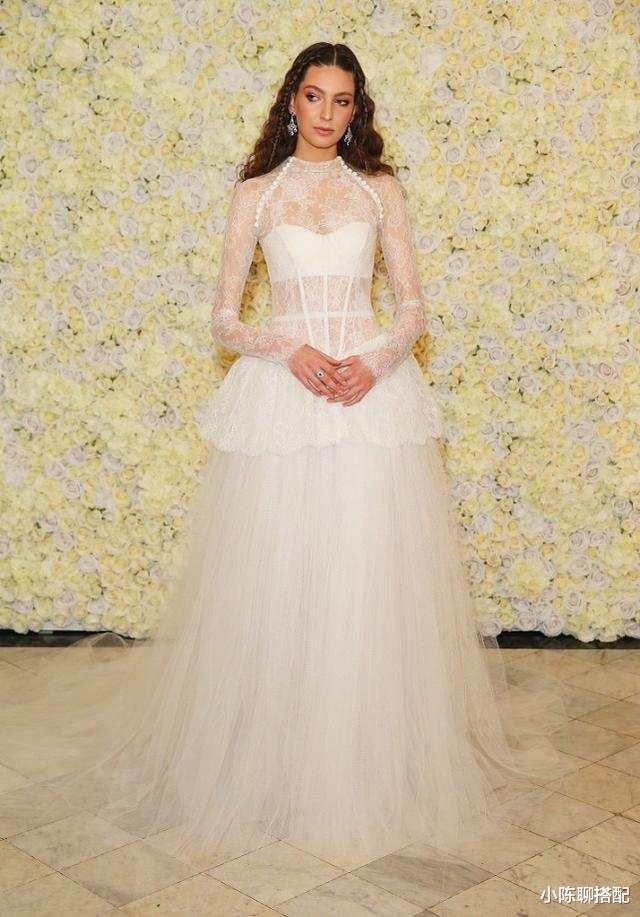 小陈聊搭配|72岁王薇薇胜似27岁少女，全网都在夸的时装设计师究竟有什么魔力