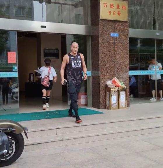 |何润东在横店被偶遇，身上大块肌肉很抢镜，面容却暴露了真实年龄