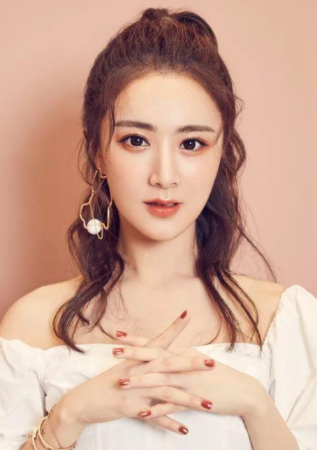 薇娅|薇娅随手晒的精华液，堪称平价兰蔻，网友：熬夜肌必备