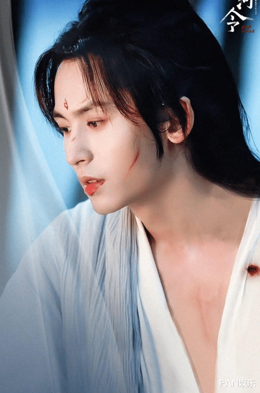 张哲瀚|拥有6块腹肌的硬汉张哲瀚，却遭全网喊老婆，这届粉丝口味太独特了！