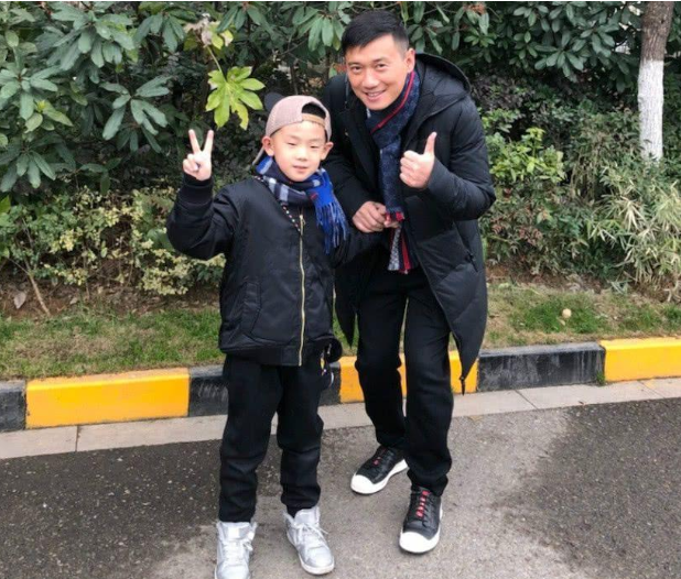 徐洪浩|他们相差10岁却因戏生情，戏里“父女”戏外夫妻，儿子都9岁了