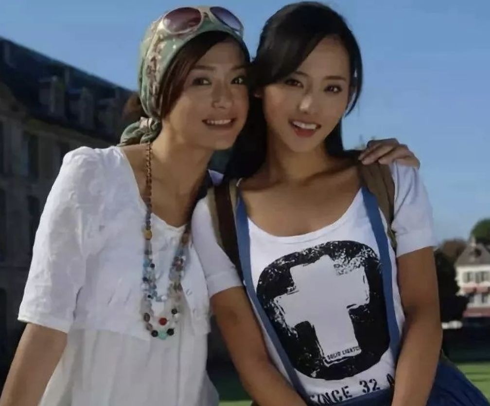 秦岚|翻白眼、挑眉毛、一阳指，《突围》秦岚演技被吐槽：一出场就快进