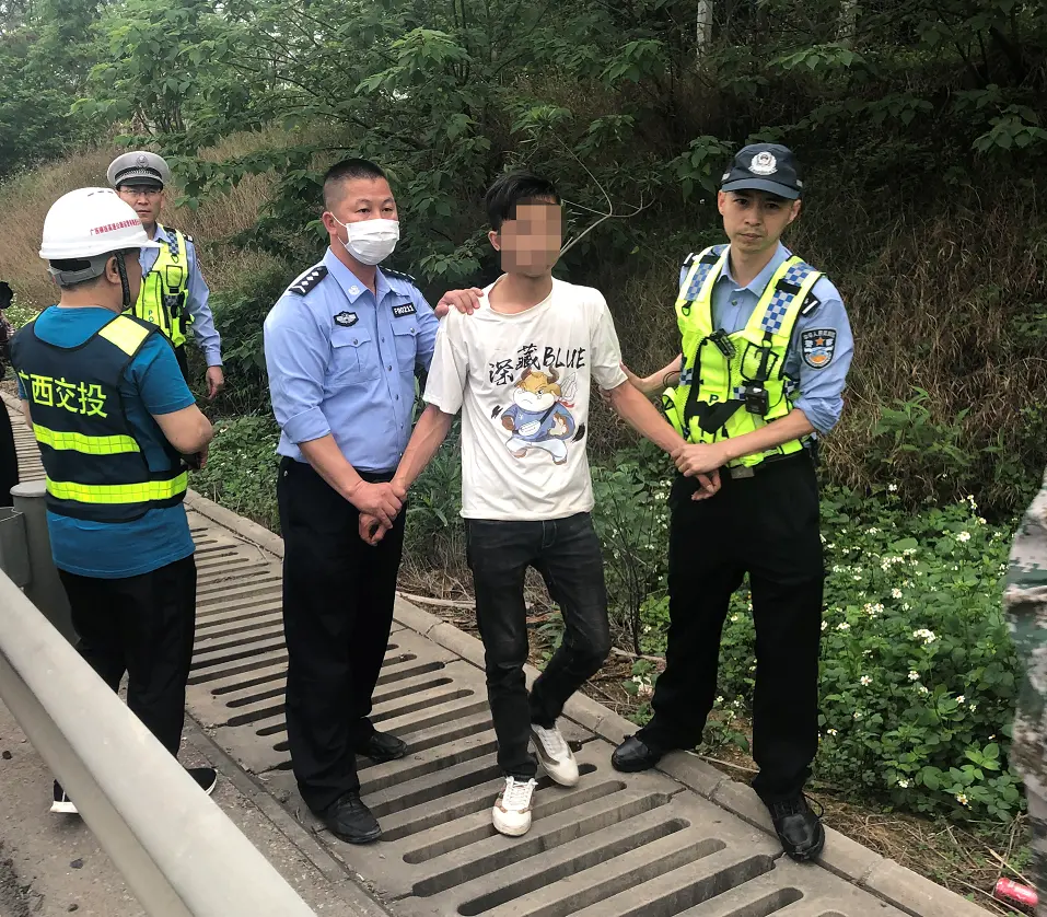 社会热点传播正能量 广西男子爬上高速，欲将2岁孩子扔向车流，多车为此避让