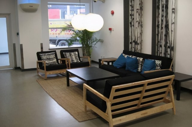 越来越多人地面不铺瓷砖地板，浪费钱！现在潮流这种，实用又美观