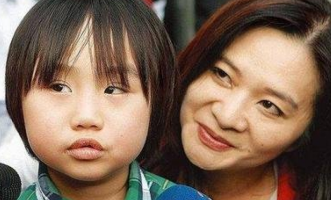 肖浩飞白|小小彬：5岁成名，被生父继母“吸血”1800万，皮肤溃烂无钱治