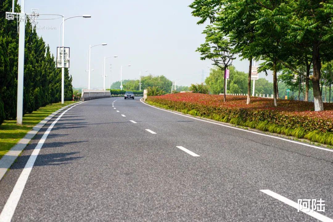 永恒传说|没有潮水时，钱塘江边是散步休闲的好去处，这里也是钓鱼人的乐园