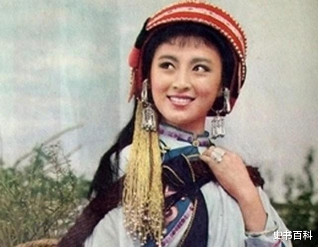 斛珠夫人|一代美神杨丽坤精神失常，28岁未婚，因药物关系一度胖到180斤