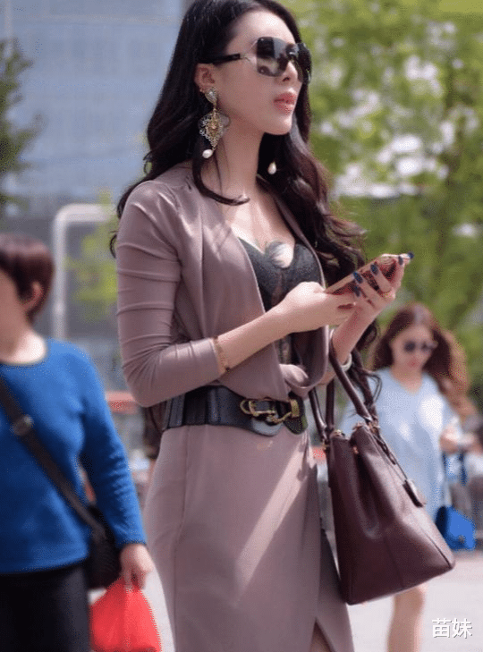 高跟鞋|红棕色修身裙+细跟高跟鞋,散发出满满的职场女性风