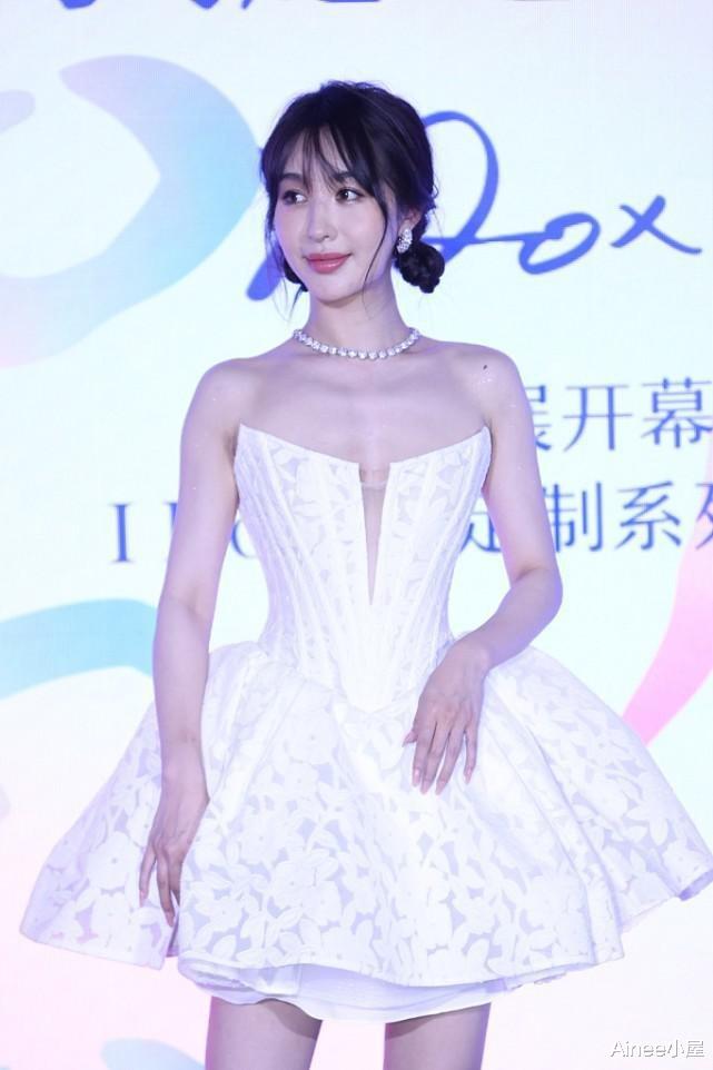 Ainee小屋|李菲儿“XS”身材穿紧身抹胸,曲线干瘦没肉,短裙里像撑了把伞