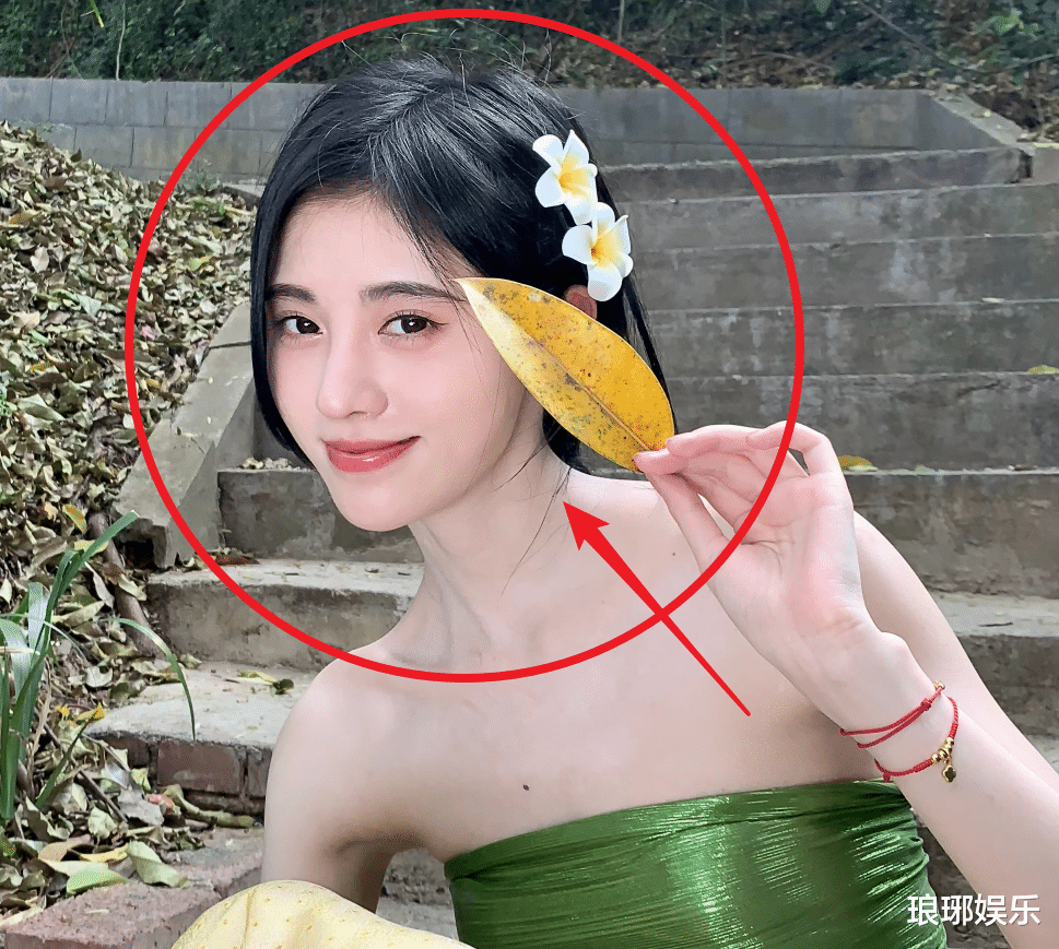 鞠婧祎|鞠婧祎久违去云南旅游，被路人拍下真实生图，真实身高我没看错吧？