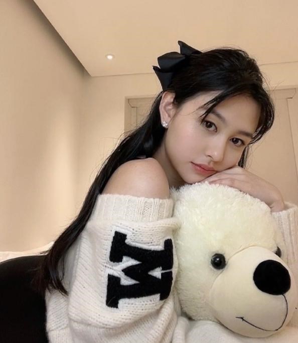 邱淑贞|邱淑贞女儿晒美照！半露香肩姿势撩人，身材火辣颜值高不输妈妈