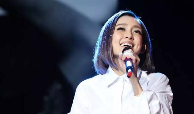 范玮琪|某女歌手被曝“两幅面孔”，台上亲和台下耍大牌，网友：范玮琪？