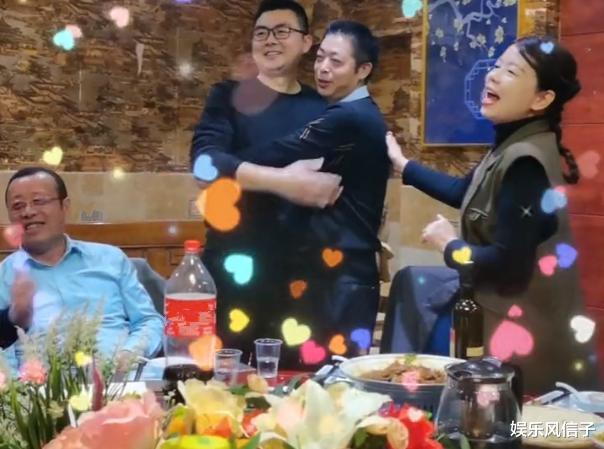 许敏|姚威半夜带父母逛驻马店，母子之间的互动引热议，粉丝忍不住落泪