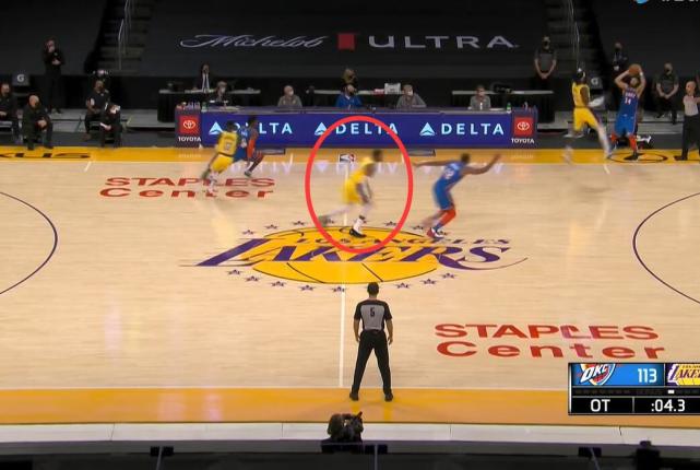 勒布朗·詹姆斯|詹姆斯，放过年轻人吧！老詹关键抢断制胜后，他这举动让人汗颜