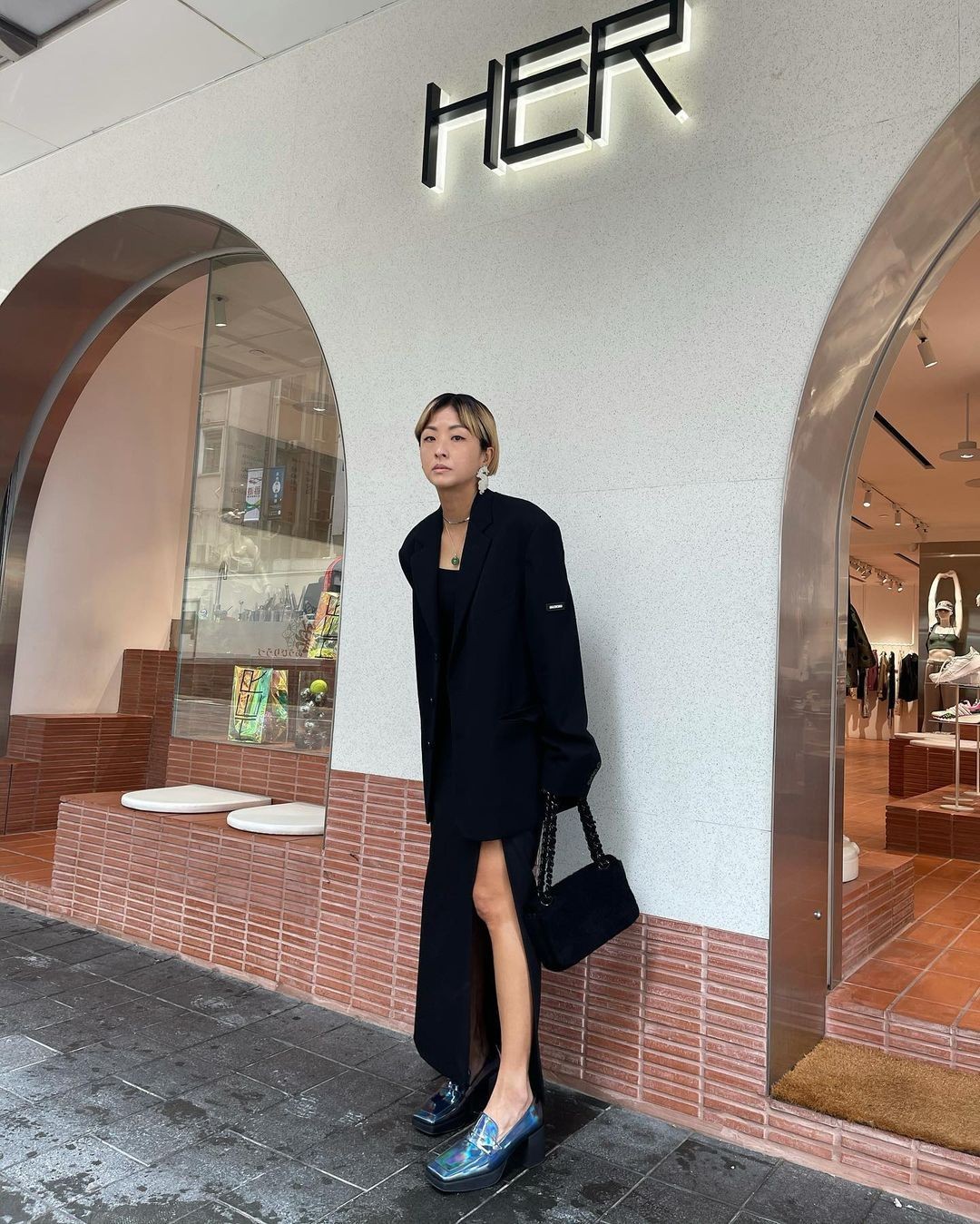 潮流前沿|徐濠萦穿衣风格真大胆！穿西装裤腰上围短裙，又飒又潮谁也比不过