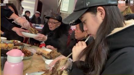 李湘|明星回老家，赵丽颖满身泥，李湘全程带墨镜，全村都列队欢迎她