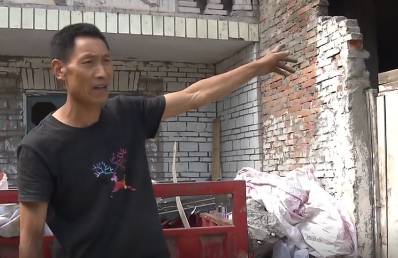 霸占别人自留地盖房,却被地主人强行拆房,为了报复竟砸人祖坟
