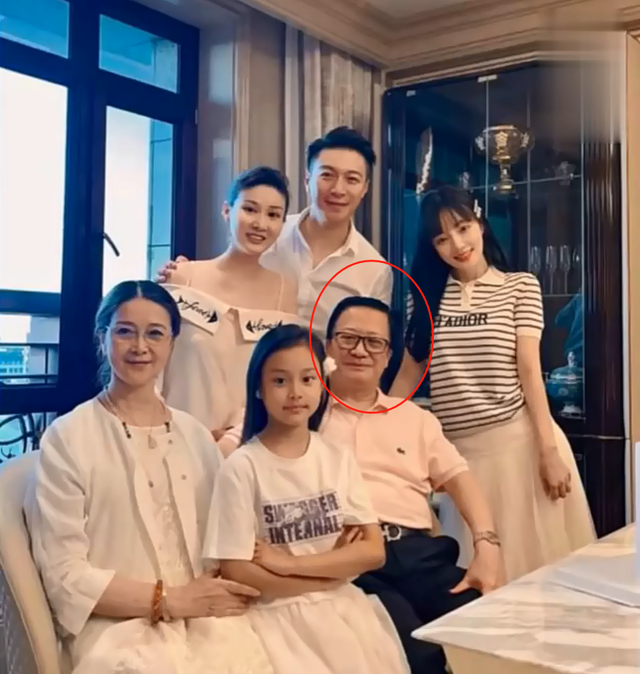 李小璐|李小璐妈妈庆65岁生日，上阵跳舞受追捧，豪宅奢华被指价值7000万