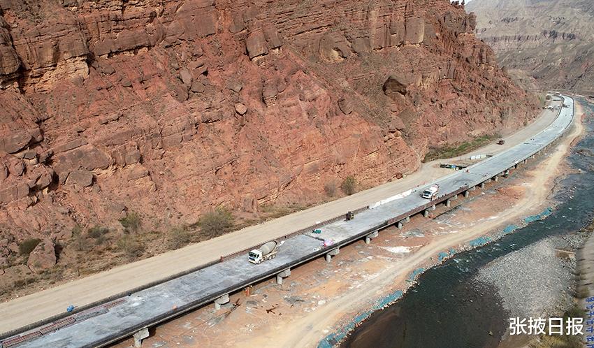 张掖日报 铆足干劲加油干! S18张掖至肃南公路重点项目建设“五一”假期不“打烊”