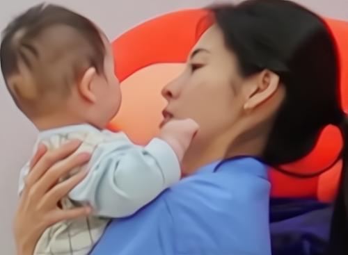 张碧晨|张碧晨早起化妆，身后床上的痕迹让人感叹单亲妈妈不易