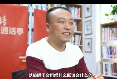半岛晨报 男子过年不回家，没想到隔着屏幕老爸竟还不忘催婚